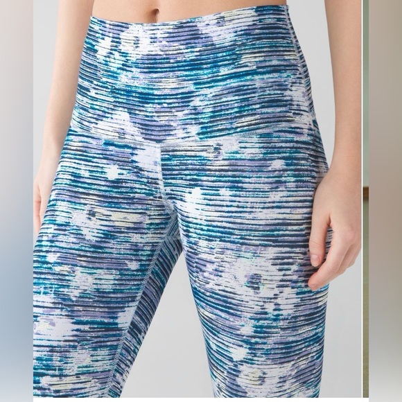 Lululemon Wunder Under Crop (Hi Rise). Size 6. Excellent condition. - Picture 2 of 7